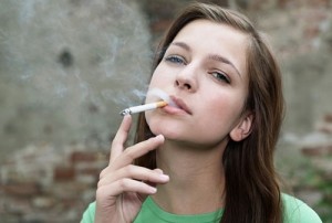 Phụ nữ hút thuốc lá tăng nguy cơ đột quỵ